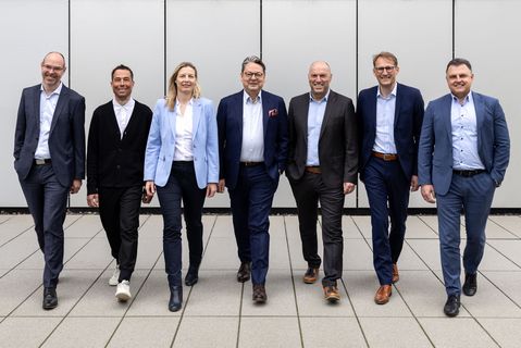 ATG-GeschäftsführerInnen laufen auf die Kamera zu