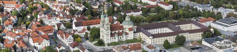 Blick auf die Basilika St. Lorenz und der Fürstäbtliche Residenz (Gerichtsgebäude) der Stadt Kempten (Allgäu)
